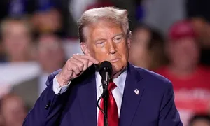 Ông Trump nổi giận vì sự cố mic tại bang chiến trường Michigan